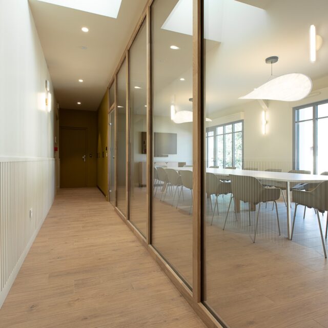 ✨ L’Atelier – un espace où travailler devient inspirant ✨

Au cœur de La Forge des Clavendiers, l’Atelier incarne l’équilibre parfait entre convivialité, concentration et nature. 🌿

Avec ses 16 personnes maximum, cette salle de réunion / formation se prête idéalement aux ateliers, comités de direction ou sessions collaboratives. Le cadre est pensé pour favoriser les échanges : grande table, lumière naturelle, décoration chaleureuse,  et vue sur le jardin.

👉 Équipée d’outils de vidéoconférence modernes (écran, connexion) et d’un espace cuisine, l’Atelier permet de prolonger vos moments de travail autour d’un déjeuner sur le pouce, dans un esprit chaleureux et pratique.

Que vous organisiez un séminaire, une réunion d’équipe ou un atelier créatif, L’Atelier vous offre un cadre singulier, chaleureux et inspirant.

📍 Les Clavendiers – 3 Passage St Vincent, Nuits-Saint-Georges
📞 +33 6 24 88 18 46
✉️ contact@lesclavendiers.fr

#LesClavendiers #LaForge #Workshop #Séminaire #SalleDeRéunion #TeamBuilding #Bourgogne #WorkSpace #Inspiration #NatureAuTravail