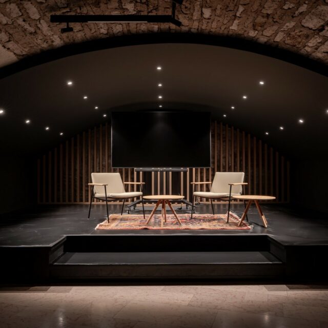 ✨ Il y a toujours une vie dans les caveaux de Nuits!
Bienvenue dans La nouvelle version de la Voûte, l’un des espaces les plus typiques des Clavendiers, que l'on trouvait déjà avant très beau et authentique mais que l'on trouve désormais unique.
Ici, chaque événement devient une parenthèse hors du temps : un décor chaleureux, une acoustique enveloppante, une atmosphère qui inspire autant qu’elle rassemble.
Dans cette voûte, tout s’imagine :
🎤 Conférences et spectacles – jusqu’à 75 personnes assises
🤝 Séminaires & petits groupes – 32 personnes
🥂 Cocktails debout – 70 à 80 invités
🍽️ Banquets & repas assis – 32 convives
Qu’il s’agisse d’un moment professionnel ou d’un instant à célébrer, la Voûte vous attend.
Un lieu où l’on se rencontre, où l’on échange, où l’on crée.
📍 Les Clavendiers – Nuits-Saint-Georges
📩 Envie de découvrir le lieu ou de le privatiser ? Contact en bio.
#lesclavendiers #bourgogne #nuitsstgeorges #lieudévénement #eventlocation #caveau #sallevoûtee #bourgognefranchecomté #evenementiel #weddinginfrance #cocktaildinatoire #seminairefrance #privateevent #corporateevent