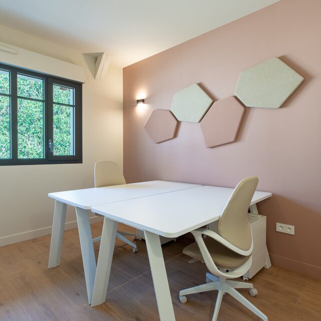 ✨ Plongez dans l’univers rassurant et inspirant des Bureaux des Clavendiers.
Un espace pensé comme une bulle professionnelle hors du temps, où l’on vient pour travailler… mais surtout pour créer, imaginer, décider et se ressourcer.
Dans cette atmosphère élégante et contemporaine, tout est conçu pour offrir :
🔹 Une luminosité naturelle qui stimule l’esprit
🔹 Des matériaux nobles et un design épuré
🔹 Des équipements complémentaires pour optimiser votre journée de travail
🔹 Un cadre unique, entre modernité et charme patrimonial
💼 Travailler aux Clavendiers, c’est aussi la liberté.
Que vous ayez besoin d’un bureau à la journée, d’un espace à la semaine, ou d’un lieu permanent pour ancrer votre activité :
👉 nos bureaux s’adaptent à votre rythme, à vos projets, à vos ambitions.
🌿 Un espace pour entreprendre. Un lieu pour s’élever.
📍 Domaine Les Clavendiers
Un art de vivre… même au travail.
#lesclavendiers #bureaux #coworkingfrance #locationdebureaux #bureauxalajournee #bureauxalaseamine #bureauxpermanents #lieudexception #workspaceinspiration #designinterieur #workinglifestyle #entreprendreautrement