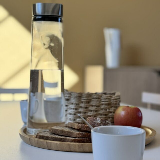 Et si vous personnalisiez votre nuit au Refuge.

Ici, votre séjour se vit à votre rythme… et selon vos envies 🤍

🥐 Petit déjeuner nuiton
Livré à votre porte pour commencer la journée en douceur.

🍷 Expériences vins de Bourgogne
• Chouette découverte
• Chouette sélection
Deux façons d’explorer les trésors viticoles locaux depuis la cave à vin du Refuge.

🧺 Paniers gourmands
• Panier indispensable
• Panier plaisir
Une sélection de produits locaux pour venir l'esprit libre.

🍯 Kit Pain d’épices maison
Prêt à cuisiner pour un moment chaleureux et gourmand.

💆 Massage bien-être
Offrez-vous une parenthèse de détente absolue.

🍷 Dégustation de vin privatisée
Une expérience conviviale à partager, directement sur place.

🧹 Service ménage supplémentaire
Pour un séjour tout en légèreté.

🌿 Aux Clavendiers, chaque détail compte pour transformer un simple séjour en une expérience sur-mesure.

#LesClavendiers #LeRefuge #Bourgogne #SéjourSurMesure #WineLovers #Détente #EscapadeGourmande #NuitsSaintGeorges 🍷✨