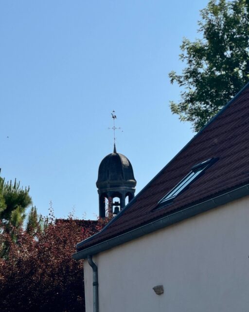 Vivez Nuits-Saint-Georges autrement – Les 7 & 8 mars 2026 ✨
Chaque année, Nuits-Saint-Georges s’anime autour d’un grand rendez-vous incontournable au cœur des Climats de Bourgogne. Un week-end festif où chacun trouve son bonheur…
🍇 Pour les œnophiles : dégustations et rencontres avec les vignerons passionnés @les_vignerons_de_nuits
🍫 Pour les épicuriens : douceurs et créations artisanales au Salon du Chocolat
🏃♂️ Pour les sportifs : un semi-marathon d’exception à travers les grands crus
🏰 Pour les amateurs de patrimoine : une immersion au mythique Château du Clos de Vougeot @domaine_hospicesdenuits
Et si vous viviez pleinement cette parenthèse bourguignonne ?
✨ Le Refuge des Clavendiers vous accueille dans un cadre raffiné et chaleureux, idéalement situé sur la Route des Grands Crus.
Un havre élégant et convivial pour vous ressourcer après une journée riche en découvertes, dégustations et émotions.
Offrez-vous un week-end d’exception…
Réservez votre escapade dès maintenant : www.lesclavendiers.fr
#NuitsSaintGeorges #RouteDesGrandsCrus #RefugeDesClavendiers #WeekEndEnBourgogne #ArtDeVivre #Oenotourisme