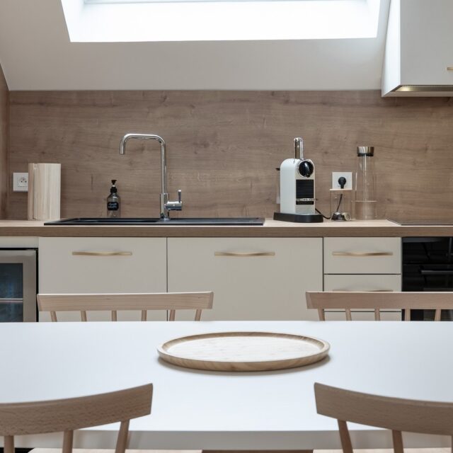 Les vignes se réveillent doucement et l’effervescence des grands rendez-vous (comme les chapitres au Clos de Vougeot) vient redonner son rythme à la saison.
Le printemps est une invitation à vivre la Bourgogne pleinement !
Au cœur de Nuits-Saint-Georges, Les Clavendiers vous accueillent pour transformer cette saison en véritable expérience. Que vous soyez :
• voyageurs de passage en quête d’authenticité
• ou professionnels à la recherche d’un lieu inspirant pour réunir votre équipe
Ici, tout est pensé pour allier énergie collective et art de vivre bourguignon.
✨ Hébergement de charme en centre-ville
✨ Espaces chaleureux et élégants
✨ Une atmosphère authentique pour vos séminaires, réunions et événements
Entre sessions de travail productives, déjeuners conviviaux, dégustations et balades au cœur des grands crus…
Ici, on travaille autrement.
On partage davantage.
On profite du cadre.
Ce printemps, faites des Clavendiers le point de départ de votre prochain temps fort en Bourgogne.
📍 Nuits-Saint-Georges
📩 Réservations & privatisations en message privé
#LesClavendiers #NuitsSaintGeorges #Bourgogne #SeminaireBourgogne #Incentive #ArtDeVivre #Oenotourisme #BourgogneTourisme #WorkAndWine