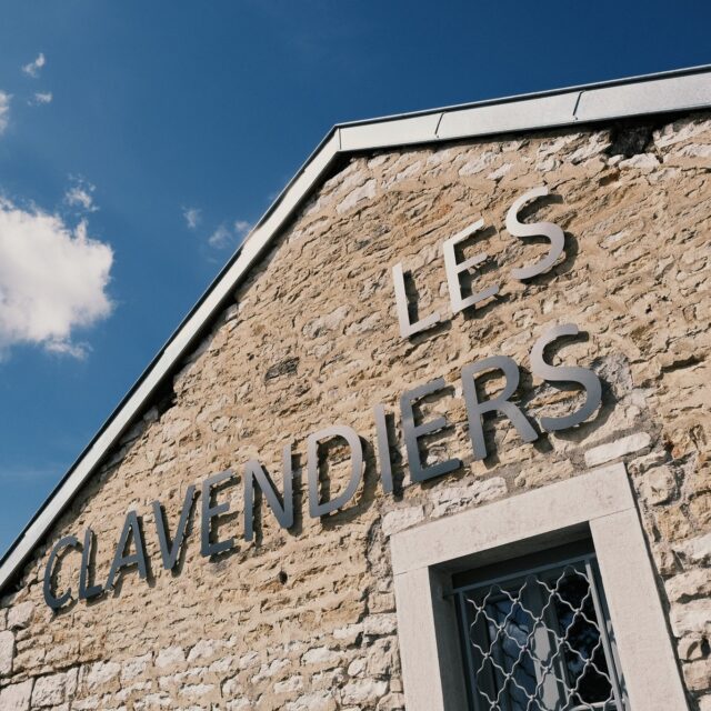 🍇 Et si vos prochains séminaires prenaient une autre dimension ?

Aux Clavendiers, à Nuits-Saint-Georges, vos séminaires se vivent en petit comité comme en format plus large (jusqu’à 80 personnes), dans un cadre chaleureux, au cœur de la Bourgogne.

✨ Notre différence ? Un accompagnement clé en main :
• Café d’accueil pour bien démarrer
• Déjeuners conviviaux 
• Espaces adaptés à vos sessions de travail
• Activités de cohésion sur mesure

Vous arrivez, nous orchestrons.

Notre équipe est à votre écoute pour comprendre vos besoins, vos objectifs, vos envies…
Et construire avec vous un programme entièrement personnalisé.

Ici, chaque détail compte.
Chaque moment est pensé pour créer du lien.

Faites des Clavendiers le lieu de vos prochains temps forts d’entreprise.

📍 Nuits-Saint-Georges
📩 Contactez-nous pour imaginer votre séminaire sur mesure

#Seminaire #SeminaireEntreprise #TeamBuilding #Bourgogne #NuitsSaintGeorges #LesClavendiers #EvenementEntreprise #WorkAndWine #CohesionEquipe