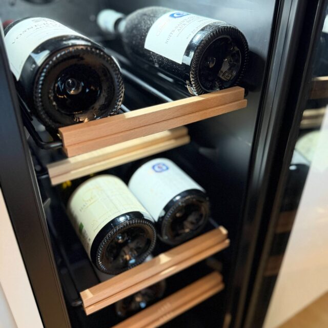 🍇 Les Clavendiers, c’est le point de départ idéal pour partir à la découverte de la route des vins.
Entre la Côte de Nuits au nord et la Côte de Beaune au sud, un territoire d’exception s’ouvre à vous, au rythme des paysages et des rencontres.

Des rencontres, nous en avons deux, à vous partager aujourd'hui: @vincentledy et @domainephilippegavignet🤍
Deux maisons nuitonnes, deux identités… et aussi deux femmes passionnées qui se cachent en partie derrière ces savoir-faire avec chacune leur personnalité : Aurélie Ledy et Élodie Accart Gavignet.

Ici, au cœur de la Bourgogne, le vin c’est une culture de partage, valeur que nous essayons de faire vivre chaque jour aux Clavendiers en les partageant avec nos hôtes :

✨ lors d’un séjour au Refuge des Clavendiers
✨ ou à l’occasion d’événements professionnels au Caveau des Clavendiers

Qu'attendez-vous? 

#lesclavendiers #Bourgogne #NuitsSaintGeorges #ArtDeVivre #Terroir #Vignoble #WineLovers #Hospitalité #lesclavendiers