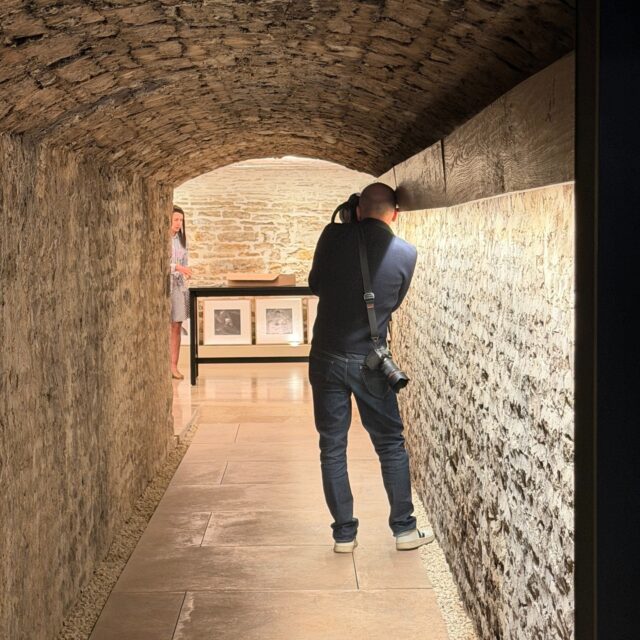 Découvrons  aujourd'hui le Dégustoire : 

C' est sûrement l'espace des Clavendiers mettant le plus en avant l'architecture des caves bourguignonnes. 
Il offre un cadre chaleureux et modernisé,  propice aux échanges et au partage.

Aux Clavendiers, aucun événement ne ressemble au précédent. Selon les personnes qu'il reçoit, le lieu se transforme, s'adapte et raconte une histoire différente, propre à chaque évènement: 
 
- une réunion d'équipe aujourd'hui, 
- un afterwork,
- un anniversaire en petit comité  demain, 
- un repas de famille le week-end suivant.

jamais tout à fait le même, mais toujours pensé pour créer du lien.

✨Pour les professionnels, c'est donc l'endroit idéal pour organiser un afterwork, une dégustation ou prolonger une journée de travail dans une ambiance détendue.

✨ Pour les particuliers, c'est le lieu d'un repas intimiste jusqu'à 30 personnes,  pour célébrer un anniversaire, réunir une famille ou partager un moment entre amis.

Viens créer ton moment de partage au Dégustoire!

#LesClavendiers #CaveauDesClavendiers #NuitsSaintGeorges #Afterwork #DegustationDeVin #EvenementProfessionnel #EvenementPrive #ReceptionBourgogne #ArtDeRecevoir #Bourgogne #LieuDeVie #CréerDuLien